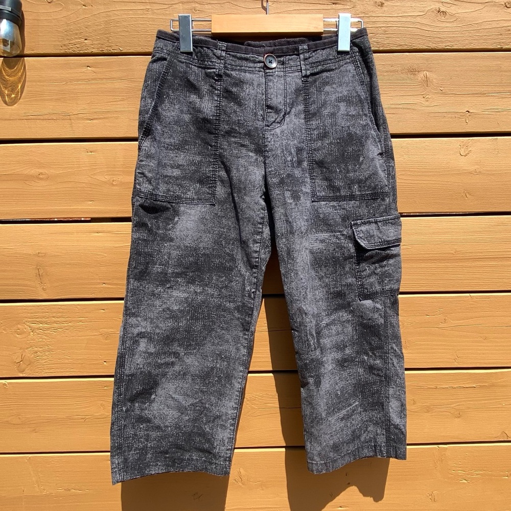 Low rise cargo capri pants